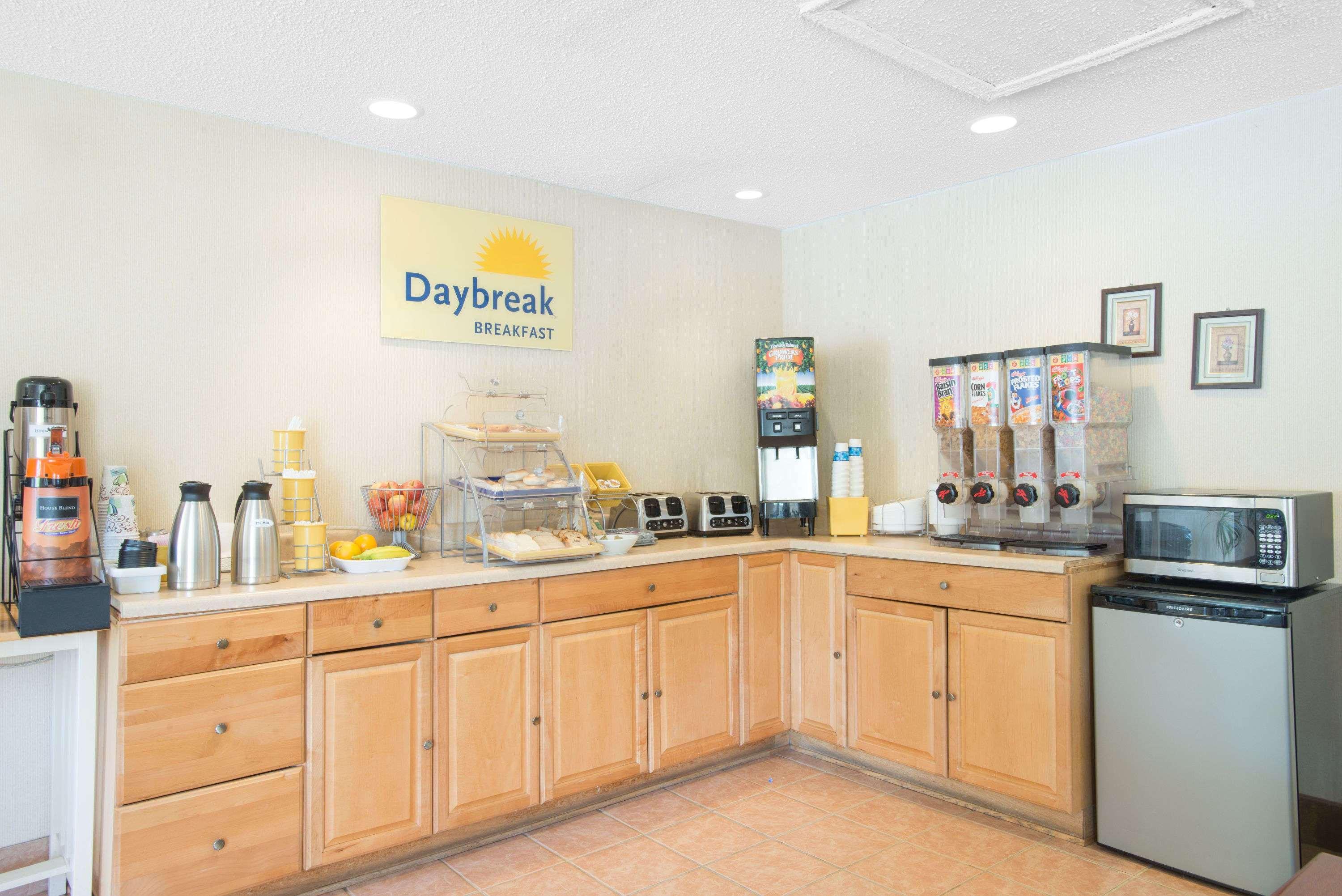 Days Inn By Wyndham Auburn/Finger Lakes Region Экстерьер фото